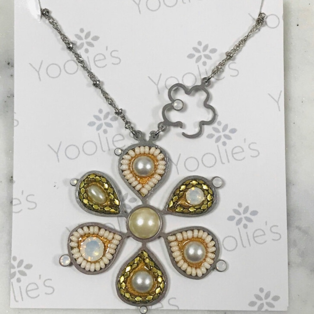 Yoolies Neutral Cream Daisy Necklace,NWT